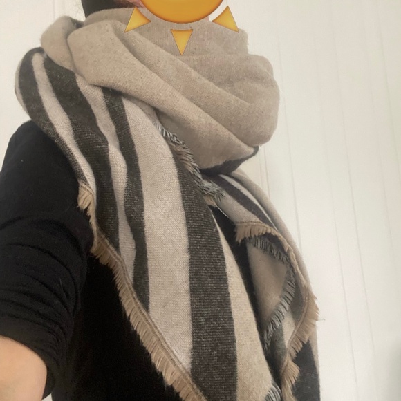 Huge Zara fringed scarf/shawl - Picture 1 of 4